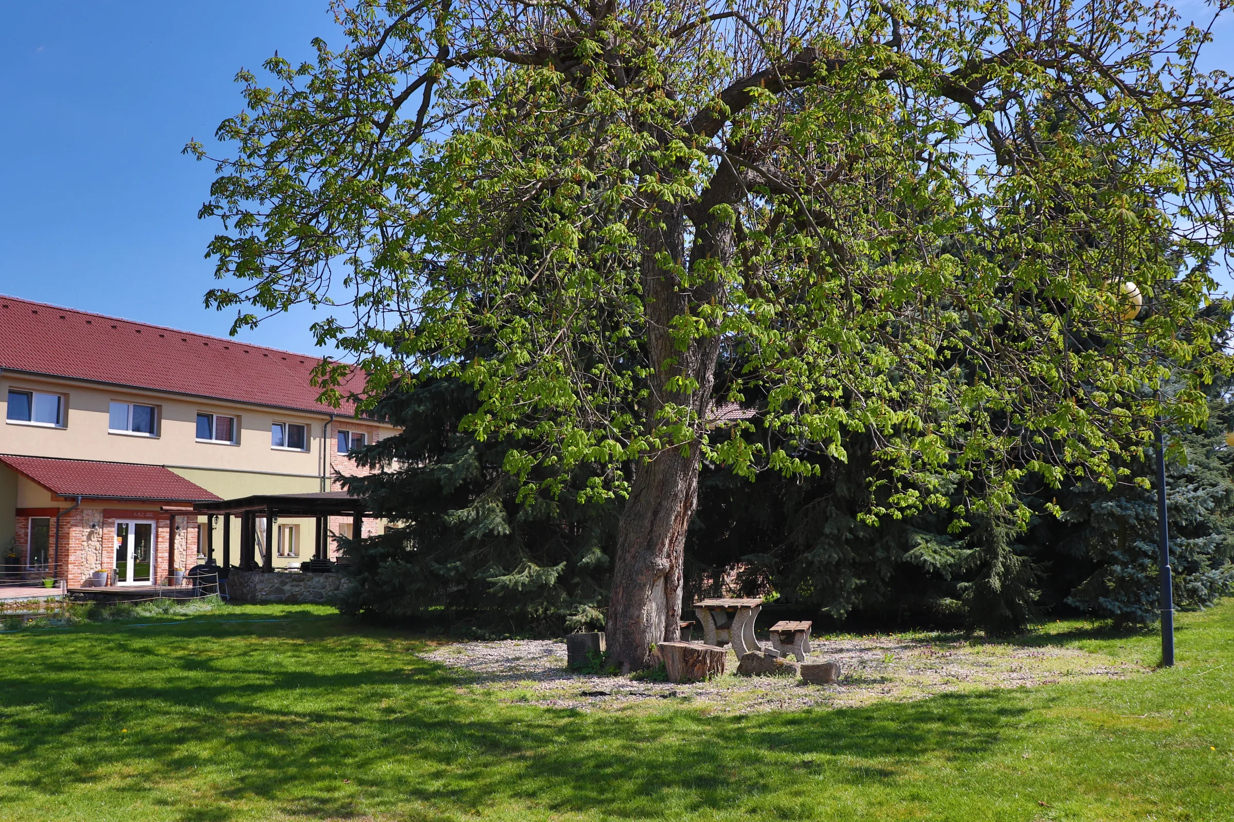 Zahrada a vchod Hotel Dvůr